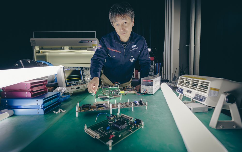 人工衛星に搭載したカメラで宇宙から届くX線を分析し、地球や人類の
