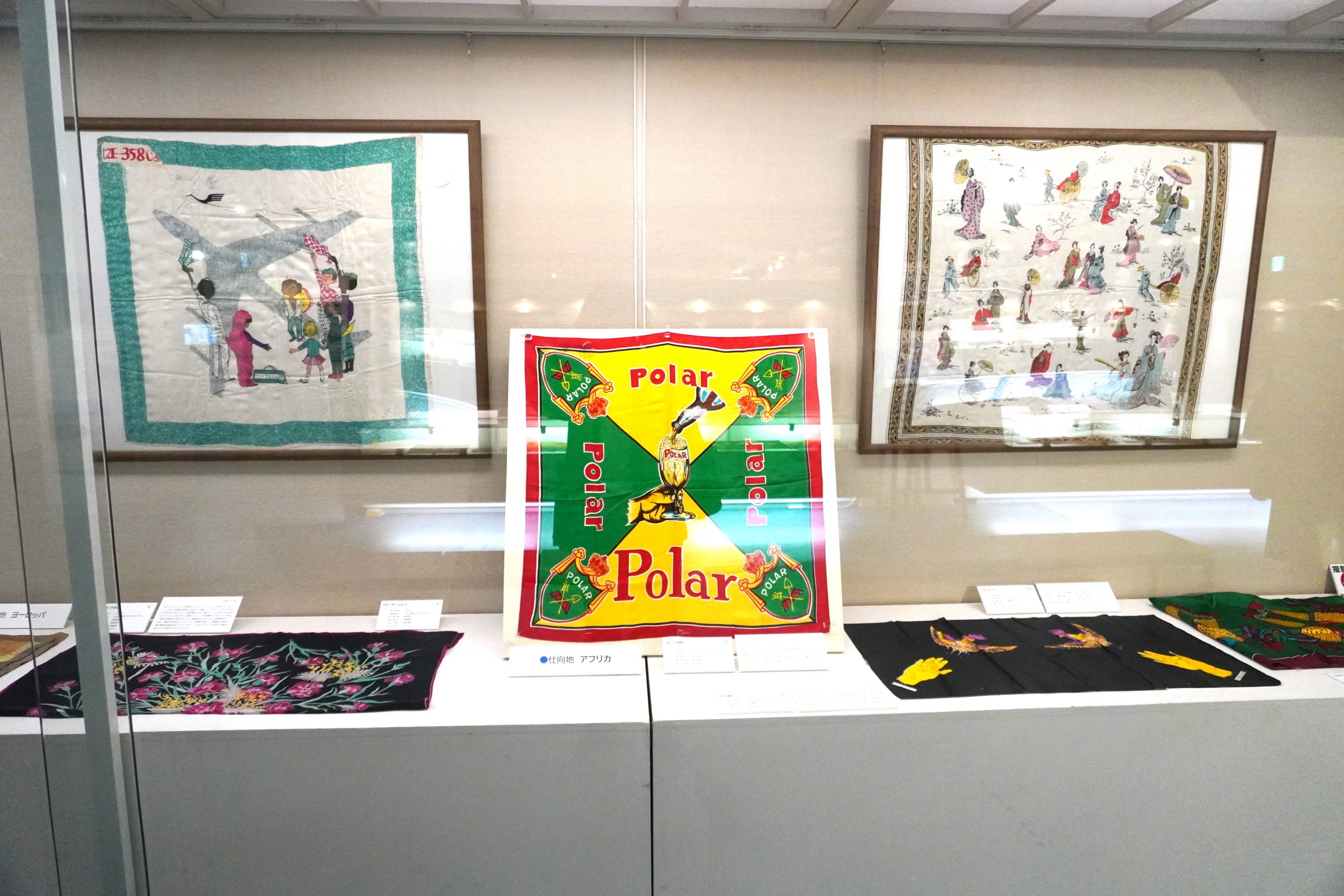 シルク博物館にて横浜スカーフ展示「Yokohama Scarf Stories 世界の