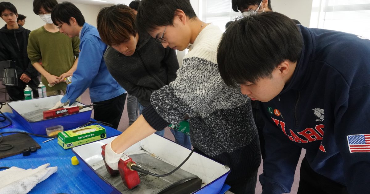 材料力学Ⅱ」を履修する理工学部先進機械コースの2年生が、非破壊検査