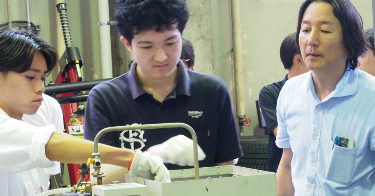 理工学部武田研究室が高校生に廃プラスチックの油化実験をレクチャー―「ゴミから未来をつくる ...
